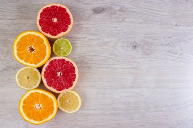 Arka plan-portakal, limon, limon, greyfurt parlak bir ahşap arka plan üzerinde kesin narenciye