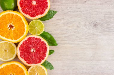 Sulu narenciye arka plan nane yaprağı kes. Portakal, limon, limon, greyfurt, nane yaprakları parlak bir ahşap arka plan üzerinde