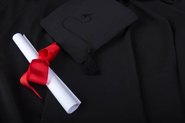 Dia de formatura. Um vestido, gorro de graduação, e diploma e estabelecido pronto para o dia de formatura — Fotografia de Stock