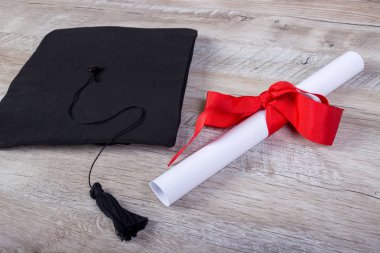 Mezuniyet kap, ahşap masa mezuniyet kavramı hakkında derecesi kağıt şapka