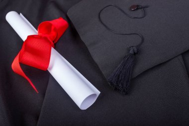 Mezuniyet günü. Bir elbise, mezuniyet kap ve diploma ve mezuniyet günü için dışarı atılmıştır hazır