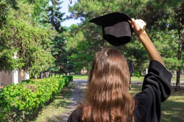 Graduation dagen, bilder av utexaminerade firar examen lade hand upp, ett certifikat och en hatt i handen. Avslutning dag, Grattis. — Stockfoto