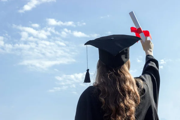 Graduate sätta händerna upp och firar med certifikat i hennes hand och känsla så lycka i inledande dag. Tonas — Stockfoto