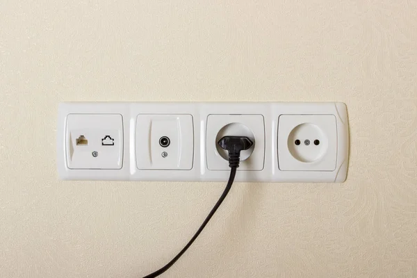 Elektrik prizi ve telefon prizi ve bir soket bilgisayar prize yakın