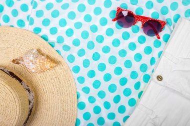 Saman Beach kadının şapka güneş gözlüğü üst görünümü Seashell şort ile metin için yer.