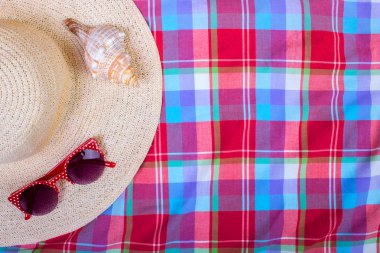 Saman Beach kadının şapka güneş gözlüğü üst görünümü Seashell ile metin için yer.