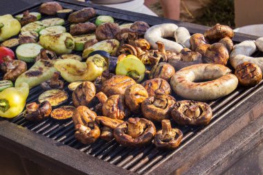 Çeşitli lezzetli ızgara et mangal üzerinde kömürlerin üzerinde sebze ile