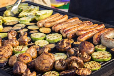 Çeşitli lezzetli ızgara et mangal üzerinde kömürlerin üzerinde sebze ile