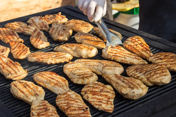 Fotografie Kuřecí filé na grilu. grilované kuřecí řízky. — Stock fotografie