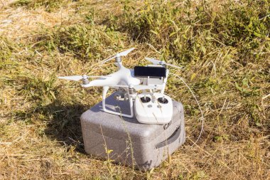 İnsansız bir hava aracı ile bir cep telefonu ve Uzaktan kumanda alanını sürüş için donatım