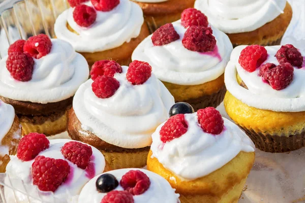 Finom cupcake, bogyók közelről. Nézd meg felülről — Stock Fotó
