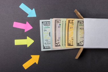 Oklar kutudan arıyorsunuz para yığınının üzerine gelin. Tasarruf artırın. Ev güvenli. İş kavramı.