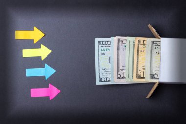 Oklar kutudan arıyorsunuz para yığınının üzerine gelin. Tasarruf artırın. Ev güvenli. İş kavramı.