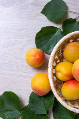 taze kayısı sepeti ahşap tablo