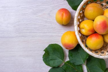 taze kayısı sepeti ahşap tablo