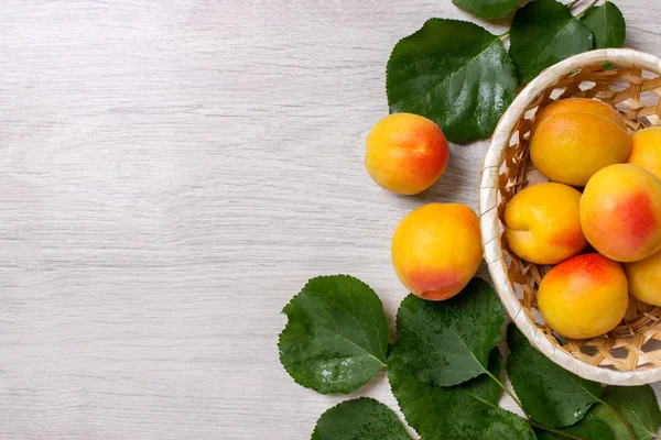 taze kayısı sepeti ahşap tablo