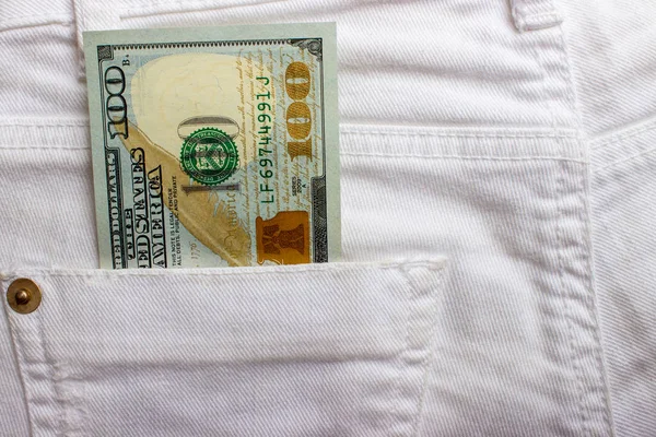 Notas de dólar em jeans bolso closeup. Conceito de negócio. dinheiro de bolso . — Fotografia de Stock