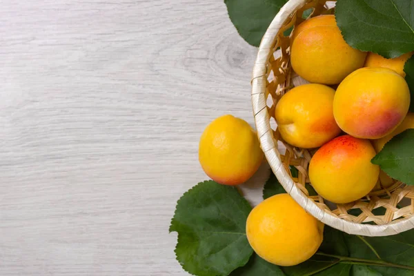 taze kayısı sepeti ahşap tablo