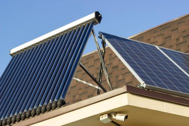 İç güneş paneli açık, Bulutsuz gökyüzü ile bir çatı üzerinde