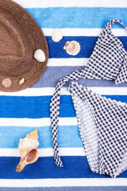 Mayo ile mavi arka plan üzerinde plaj aksesuarları