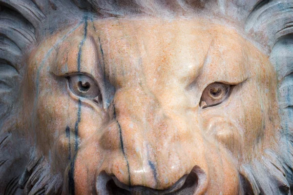 Gözde bir yara izi ile mermer bir aslan heykeli