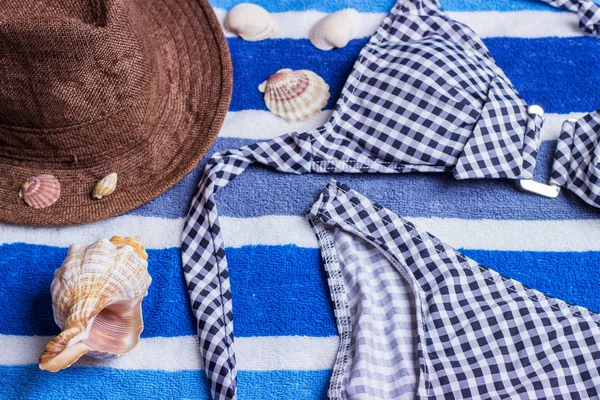 Mayo ile mavi arka plan üzerinde plaj aksesuarları