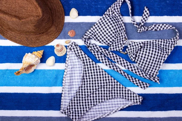 Traje de baño con accesorios de playa sobre fondo azul —  Fotos de Stock