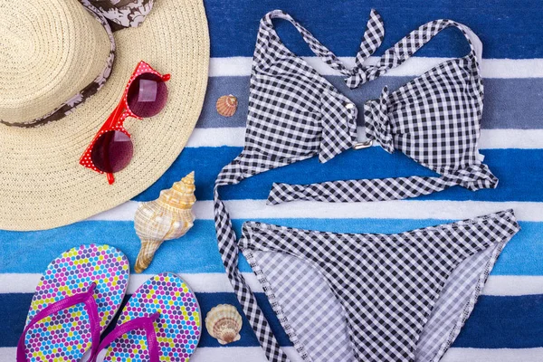 Strój kąpielowy z akcesoriami plażowymi, na niebieskim tle. Sun okulary Top View Seashell szorty klapki japonki strój kąpielowy — Zdjęcie stockowe