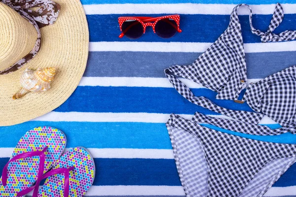 Mayo plaj aksesuarları üzerinde mavi arka plan ile. Güneş gözlüğü üst görünüm Seashell şort Flip Floplar mayo
