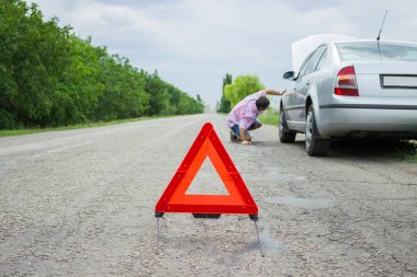 yol işaret, acil durum ve Rating kavramı - kırık araba üzerinde uyarı üçgeni