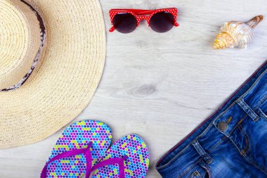 Metin için yer ile saman Beach kadının şapka güneş gözlüğü üst görünüm Seashell şort Flip flop.