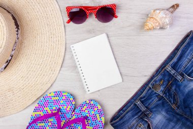 Metin için yer ile saman Beach kadının şapka güneş gözlüğü üst görünüm Seashell şort Flip flop.