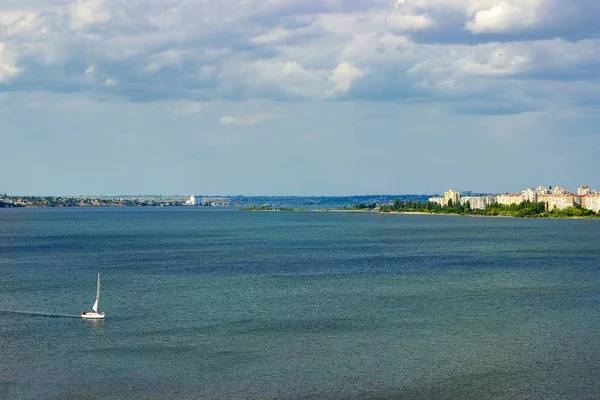 Yaz aylarında Karadeniz sahilinde denize küçük yat