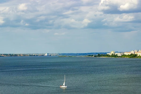 Yaz aylarında Karadeniz sahilinde denize küçük yat