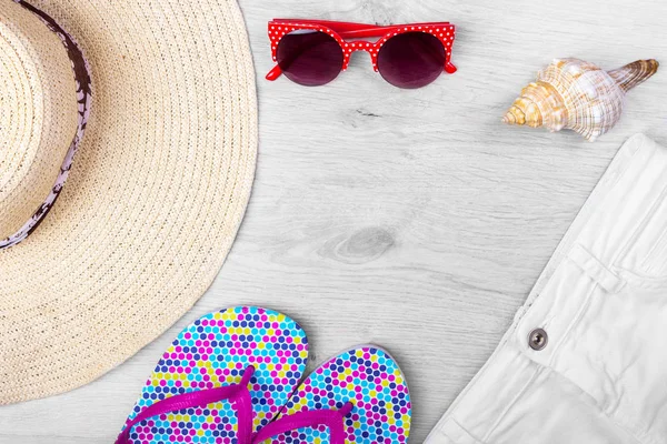 Metin için yer ile saman Beach kadının şapka güneş gözlüğü üst görünüm Seashell şort Flip flop.