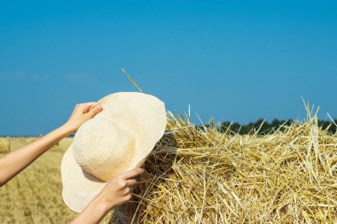Yalnız bir çiftçinin şapka alanından sonra sert bir iş samanlıkta