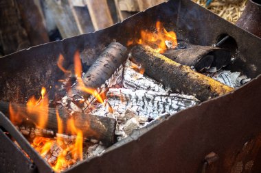 yakacak odun açık havada ateşleme. yakacak odun barbekü yemek pişirmek için hazırlanıyor. ızgara et kızartma. ahşap arka plan.