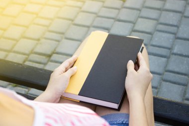 Bir kitap bir kadının Üstten Görünüm.