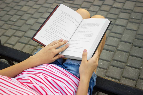 Vista superior de una mujer leyendo un libro . — Foto de Stock