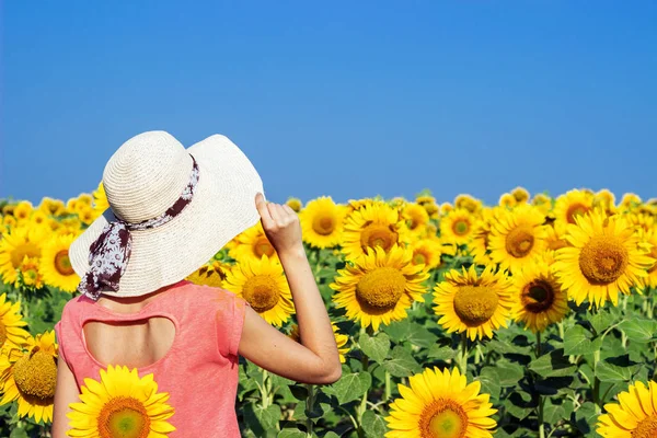 Ayçiçeği arasında şapkalı güzel kız