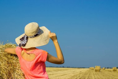 Güneşli gün saman yığınında Tarih mutlu bir kadın. Güzellik romantik kız açık havada karşı saman yığını. Kız haystacks bir alana ait fotoğraf
