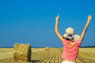 hasat buğday alanında güzel kadın güneşli bir Ağustos