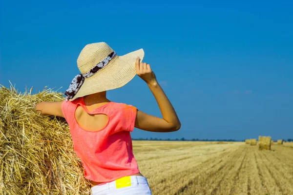 Seksi kadın saman yığını üzerinde. Güzellik romantik kız açık havada karşı saman yığını. Kız haystacks bir alana ait fotoğraf