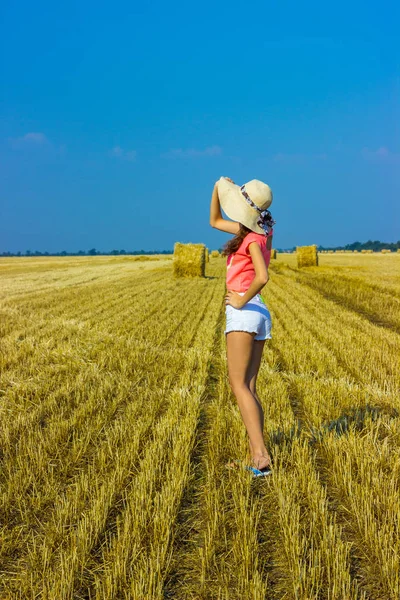 Güneşli gün saman yığınında Tarih mutlu bir kadın. Güzellik romantik kız açık havada karşı saman yığını