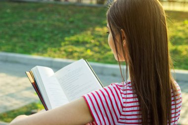 Arkadan görünüşü çok güzel genç kız kadar güzel saçlı dışında bir kitap okuma