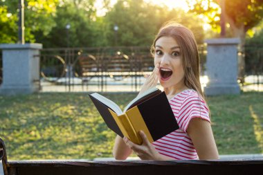 Geniş açık gözlü güzel bir sürpriz kız closeup portresi. İnsani duygular yüz ifadesi duygu tepki