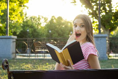 Dışında bir kitap okuma sürpriz genç kız