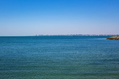 Mavi gökyüzü güneşli güzel deniz