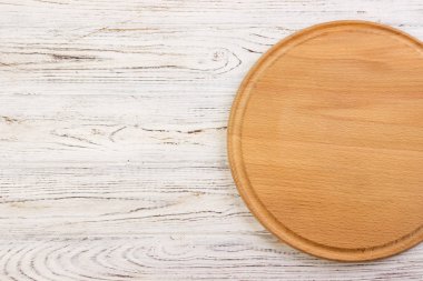 Beyaz mutfak üst boş yuvarlak kesme tahtası.