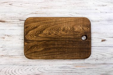 Kesme tahtası üzerinde beyaz ahşap masa, üstten görünüm